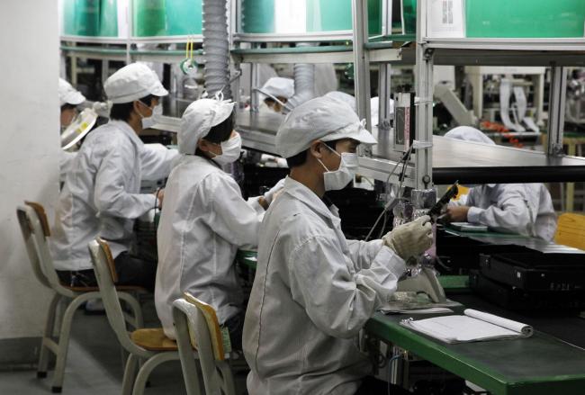 iPhone Maker Hon Hai Cuts 2020 Outlook After Virus Outbreak