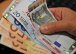 El euro sube a 1,1614 dólares a media jornada