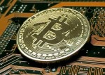 بيتكوين تقترب من أعلى مستوياتها في شهر