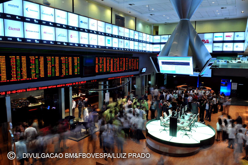 Impasse sobre Previdência na CCJ gera cautela e Ibovespa fecha em queda