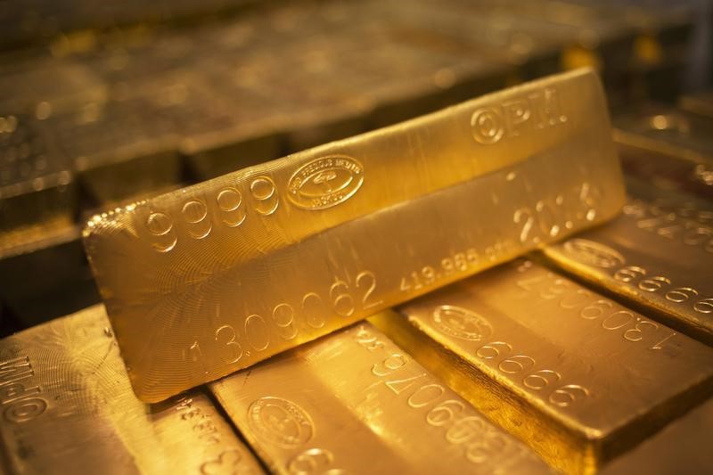 Â© Reuters. PRECIOUS-Gold rises as dollar slips, set for first weekly gain in three