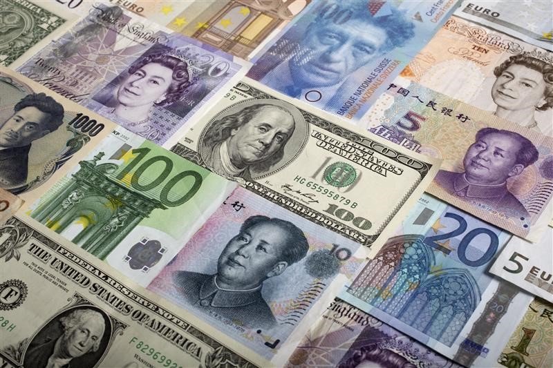 © Reuters.  FOREX-Dollar hits 16-mth lows vs yen as trade, political woes take their toll