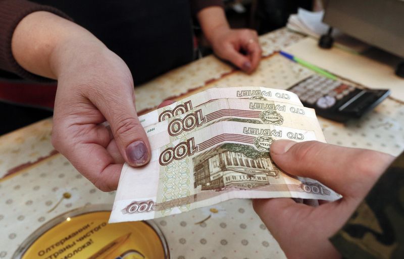 © Reuters. Ruble Dives the Most Since the Oil Crash in 2015