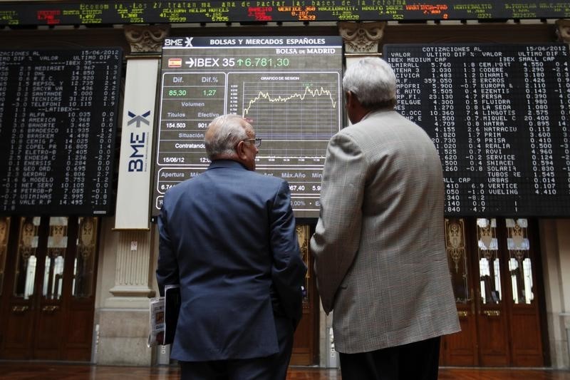 © Reuters. La bolsa española baja a mediodía el 1,24 % y sigue por debajo 6.700 puntos