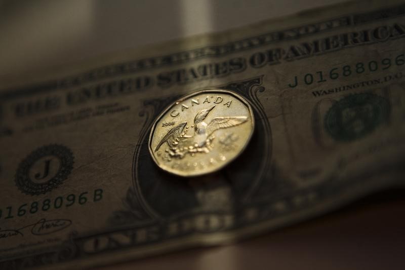 © Reuters.  Greenback loses ground vs. loonie in early trade