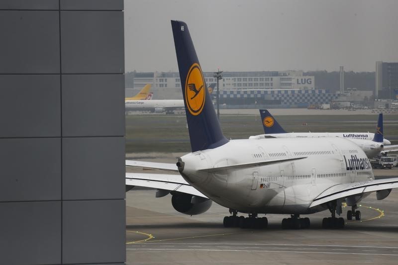 Lufthansa Pruft Schliessung Von Tochter Airline Germanwings Von Reuters