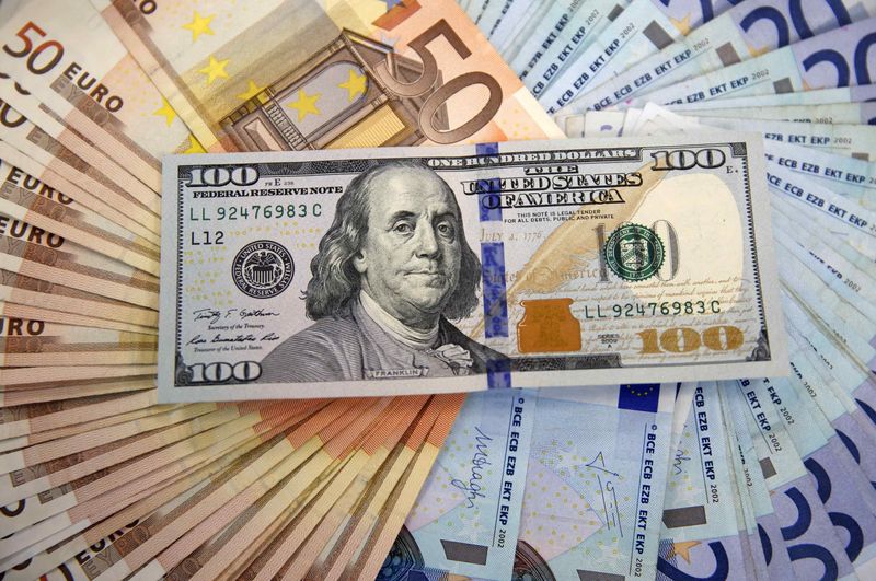 © Reuters.  Forex - EUR/USD turun pada akhir sesi AS