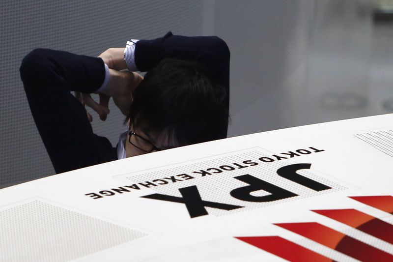 © Reuters. Japan stocks lower at close of trade; Nikkei 225 down 0.85%