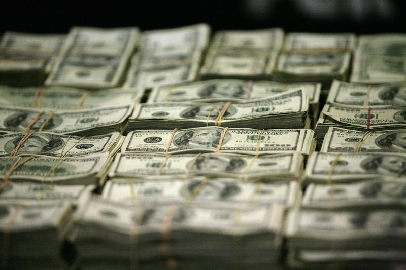 © Reuters.  Dolar meluncur rendah pada hari Senin