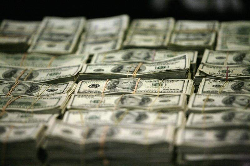 © Reuters.  Dollar pushes higher despite downbeat U.S. data