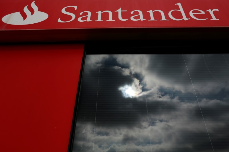© Reuters.  El Santander ampliará capital por hasta 65,5 millones para pagar dividendo