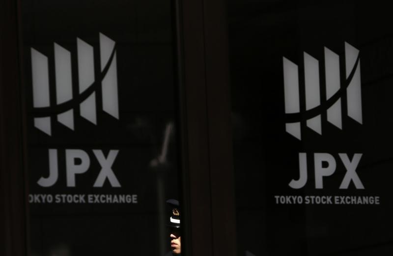 © Reuters. Japan stocks higher at close of trade; Nikkei 225 up 0.11%