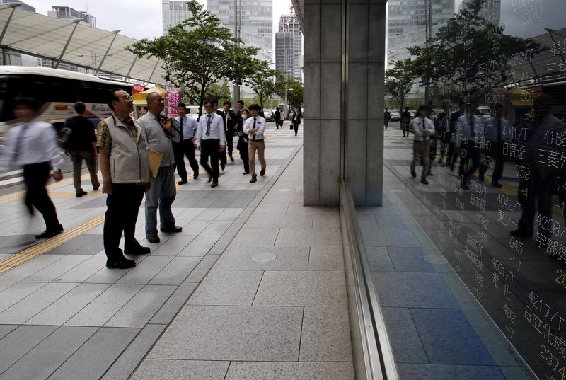 © Reuters.  Asian markets mixed