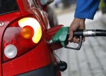 Los carburantes bajan casi 1% en vísperas de vacaciones hasta mínimos del año