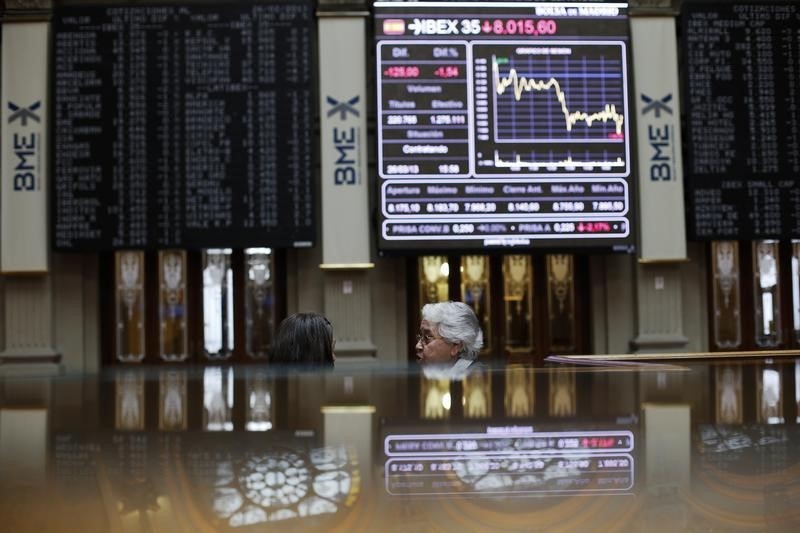 © Reuters.  La Bolsa española abre con subidas del 0,15 % e intenta recuperar los 10.100