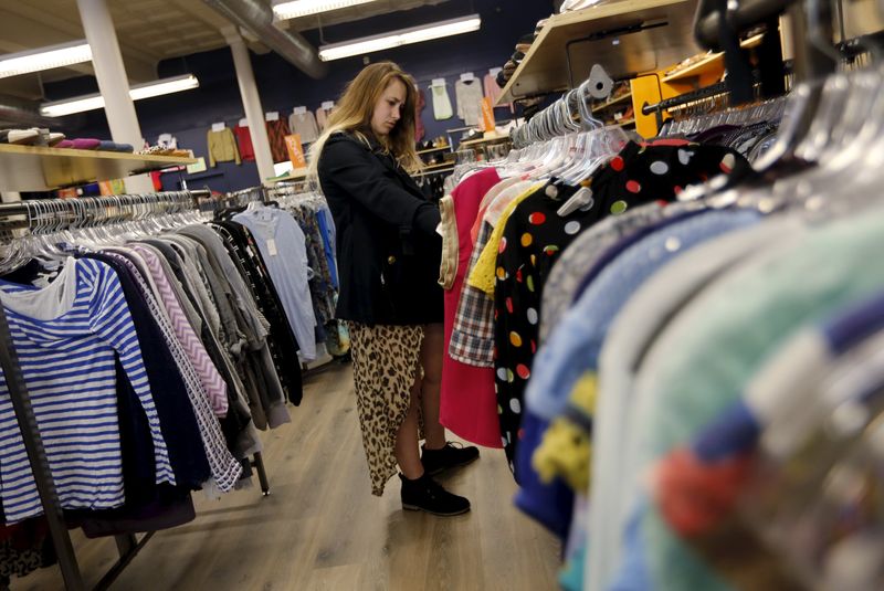 © Reuters. Sales at U.S. Retailers Increase in Sign of Steady Consumer