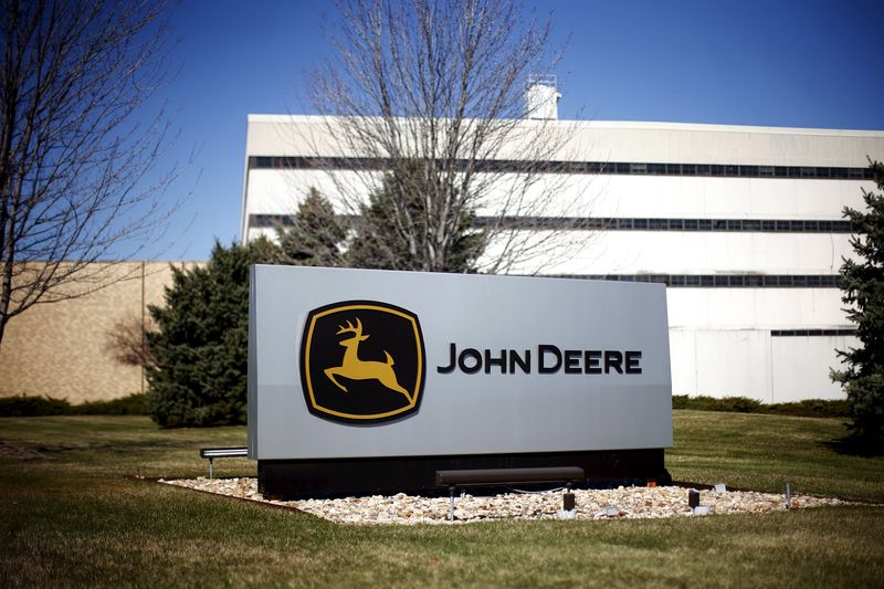 © Reuters. Deere's Dour Outlook Tests Faith in Manufacturing Rebound
