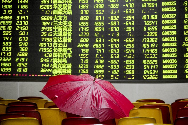 © Reuters.  China Stocks Retreat the Most in 3 Weeks on Liquidity Jitters