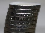Доллар стабилен относительно евро и иены, дешевеет к фунту