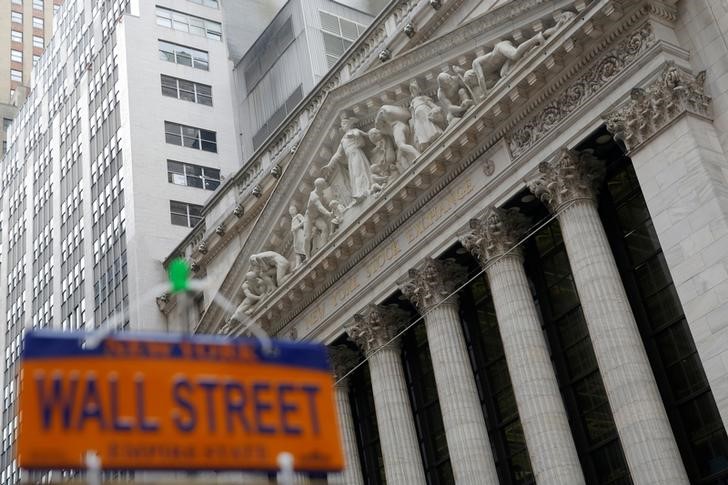 © Reuters. U.S. stocks lower at close of trade; Dow Jones Industrial Average down 9.99%