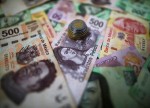 Peso interrumpe racha de cuatro caídas, BMV cae de la mano de Wall Street
