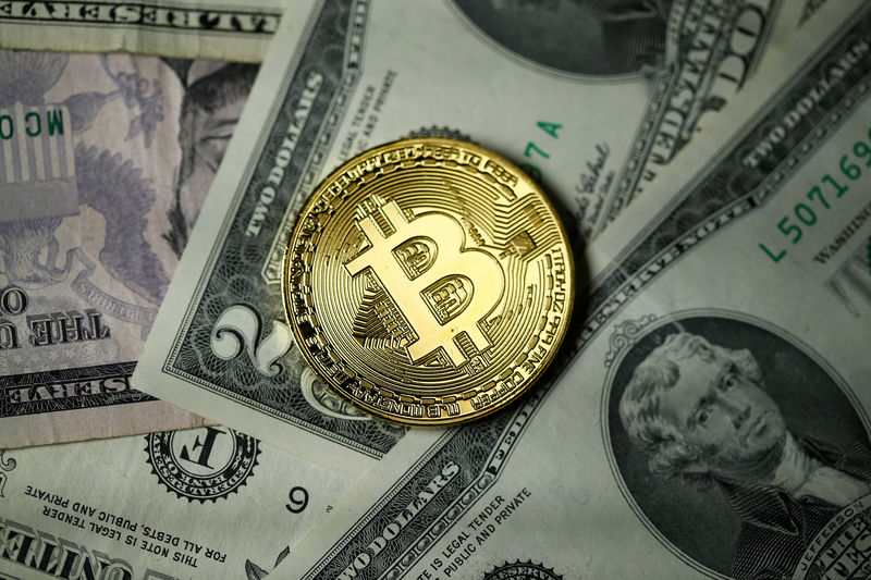 © Reuters.  Bitcoin Dips Below 8,903.5 Level, Down 10%