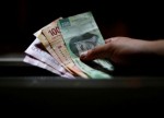 Peso mexicano cae a peor nivel en una semana luego de baja calificación a Pemex