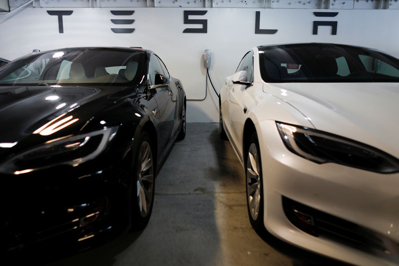 © Reuters.  Tesla Equity Sale Comes at a Good Time for Index-Fund Trackers