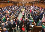 Sterlina stabile dopo il colpo alla Brexit; dollaro giù, attesa Fed