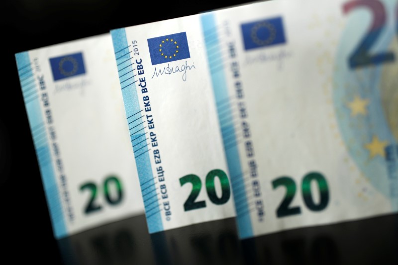 © Reuters.  Euro menurun oleh ketakutan dagang & ketidakpastian Jerman