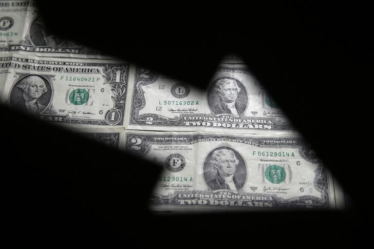 © Reuters.  BC vende US$465 mi em 2º leilão de dólar à vista da sessão; dólar sobe 2,4%