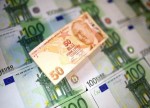 Курс евро снизился, а валюты «тихой гавани» подорожали из-за обвала турецкой лиры