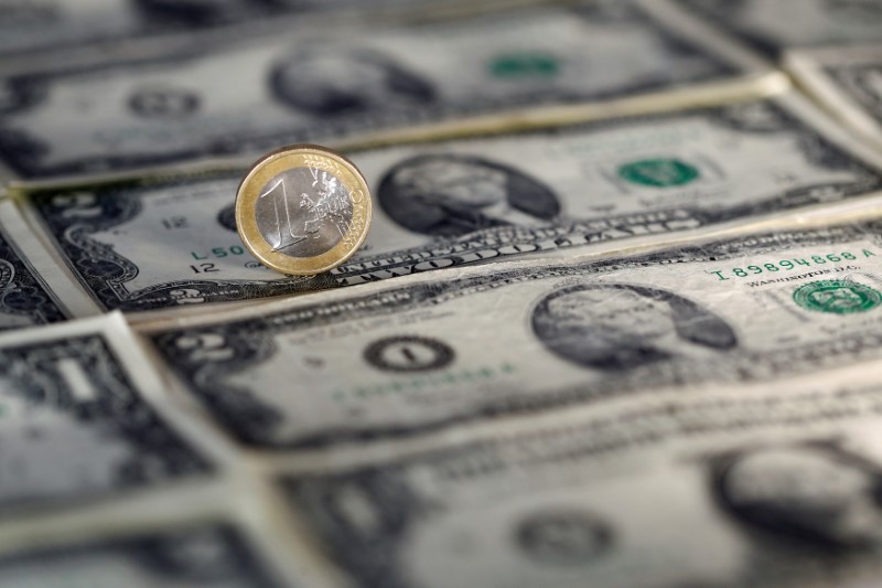 © Reuters.  Dolar bergerak rendah pada hari Senin