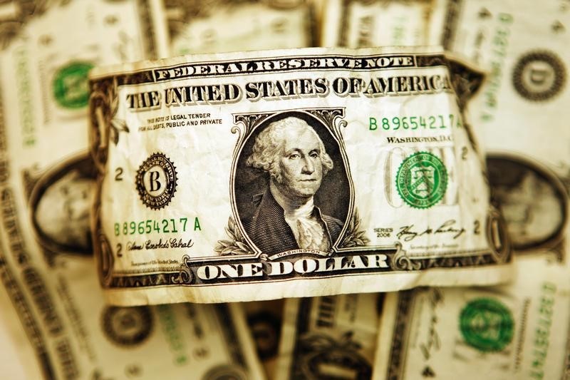 © Reuters.  Dollar edges up in Asia