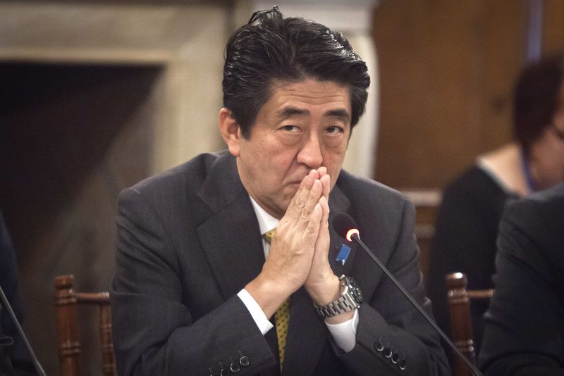 © Reuters.  Scandals Drag Support for Japan's Prime Minister to a Fresh Low