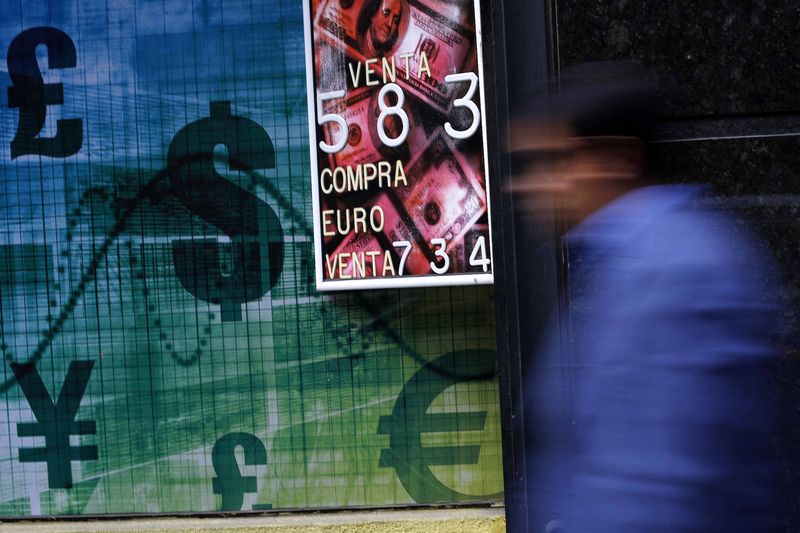 © Reuters.  FOREX-Dollar holds firm vs yen on hopes of detente in East Asia