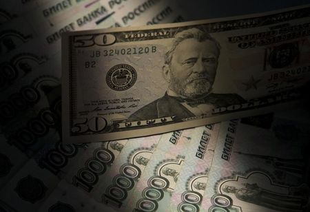 Bloomberg: доллар может подорожать к рублю еще на 30%