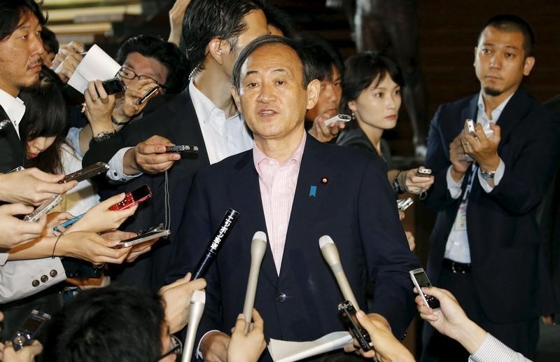 © Reuters. G7 likely to discuss global economy, concerns about U.S. trade policy: Japan's Suga