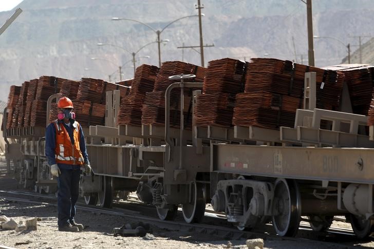 Â© Reuters.  Afghanistan signs major mining deals in development push