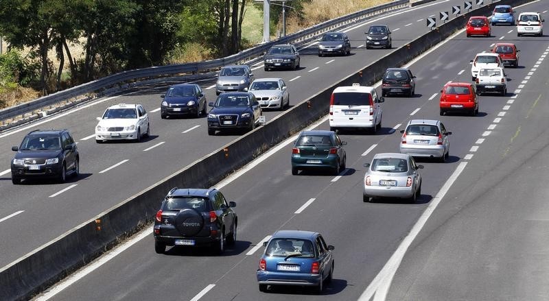 © Reuters. Autostrade tollway offer 'insufficient', Italian minister says