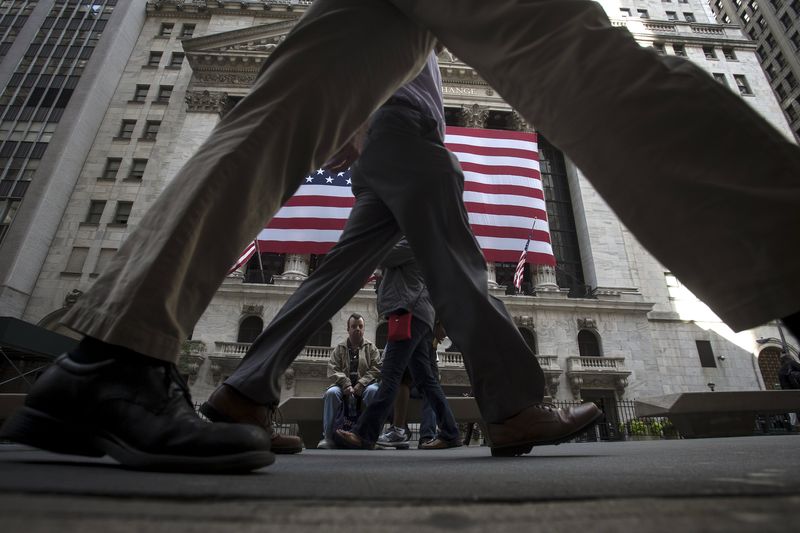 © Reuters. U.S. stocks lower at close of trade; Dow Jones Industrial Average down 4.42%