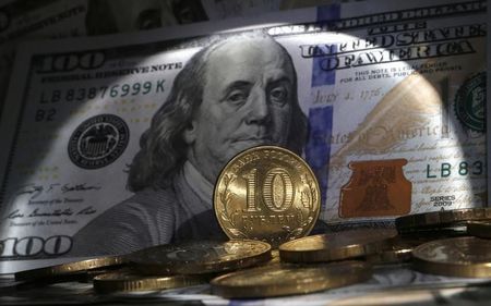 Рубль уступает доллару и евро на открытии торгов