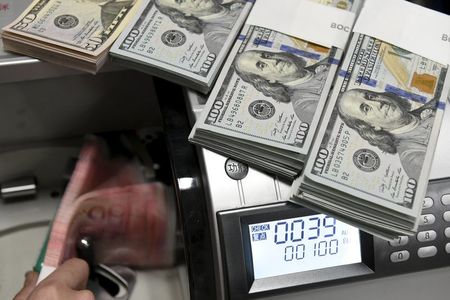 العملات: الدولار الأمريكي يتعافى بعد حالة الفرار للملاذ الآمن في أعقاب اضطرابات الشرق الأوسط