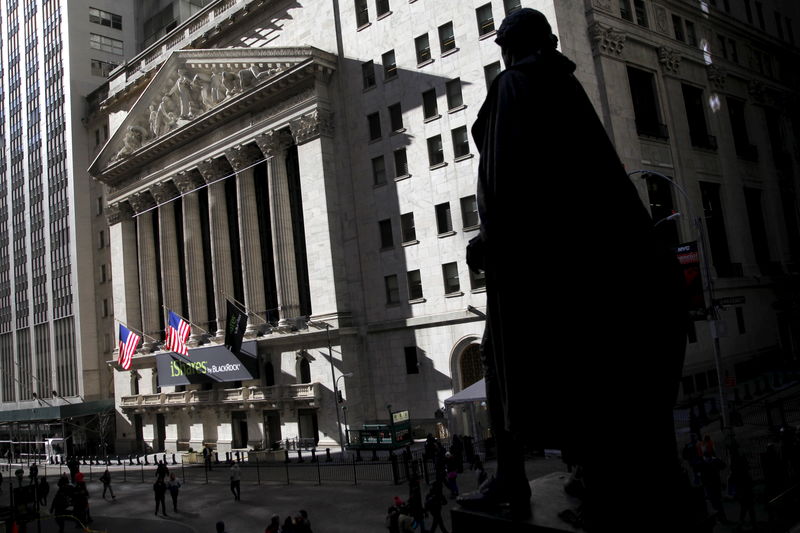 © Reuters. U.S. stocks higher at close of trade; Dow Jones Industrial Average up 0.74%