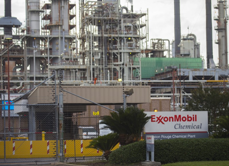 © Reuters. Exxon Mobil Falls 3%