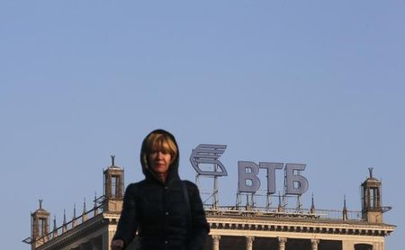 Минфин рассматривает выкуп акций ВТБ у "Открытия" на средства ФНБ