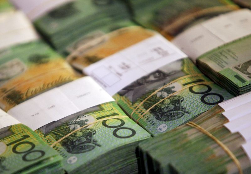 © Reuters.  Aussie and kiwi gain ground against softer U.S dollar