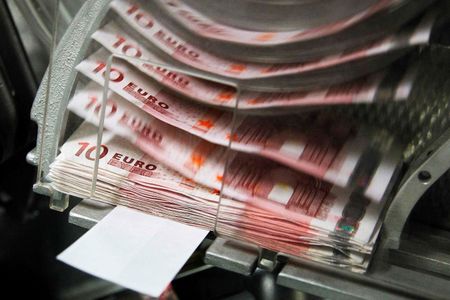 Средний курс евро со сроком расчетов "завтра" по итогам торгов на 19:00 мск составил 79,4734 руб.