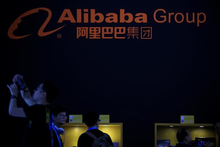 © Reuters. Police shooting rattles Hong Kong markets, investors count on Alibaba listing