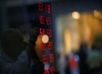 Dólar cai em relação a euro e iene